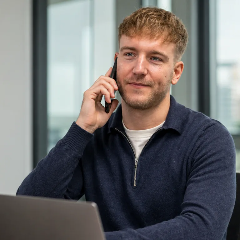 Een Blue Shield-adviseur in gesprek met een klant